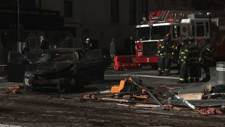 Происшествия: В Манхэттене автомобиль врезался в ресторан после столкновения с фургоном. 7 пострадавших