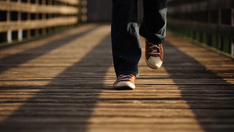 Здоровье: Исследование: Люди, которые медленно ходят, больше рискуют умереть от коронавируса
