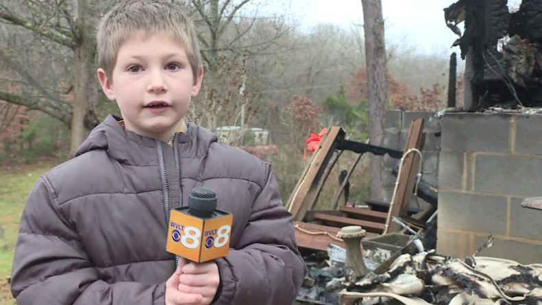 Происшествия: Отважный 7-летний мальчик спас младшую сестру из пожара, уничтожившего дом его семьи