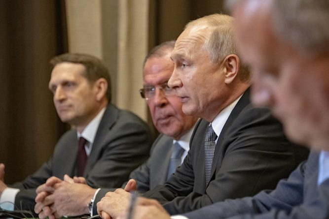 Политика: Песков заявил о риске войны после переброски Россией военных к границе с Украиной