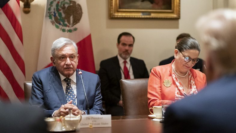 Политика: Президент Мексики заявил, что Байден виноват в кризисе на границе