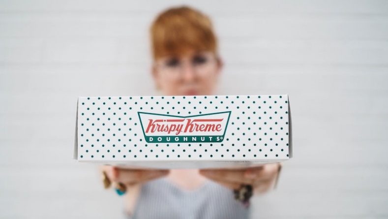 Локальные новости: Противники вакцинации обвинили Krispy Kreme в дискриминации после предложения бесплатных пончиков