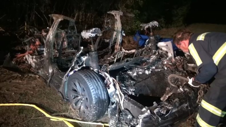 Происшествия: 2 человека погибли в предположительно беспилотном автомобиле Tesla в результате аварии