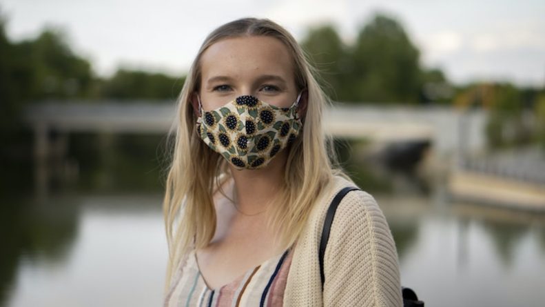 Здоровье: CDC разрешил полностью вакцинированным американцам не носить маски на открытом воздухе