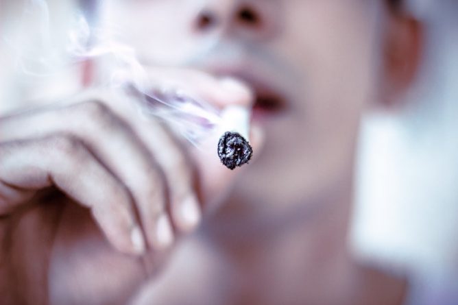 Здоровье: FDA хочет запретить ментоловые сигареты и ароматизированные сигары