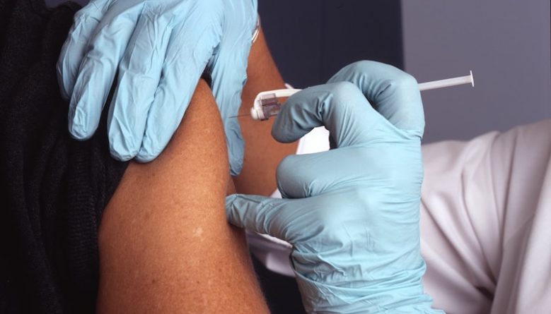 Здоровье: Комитет CDC порекомендовал возобновить использование вакцины Johnson & Johnson
