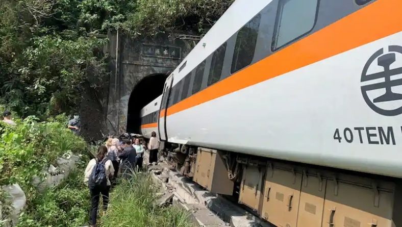 Происшествия: Крушение поезда в Тайване: 51 погибший, десятки раненых