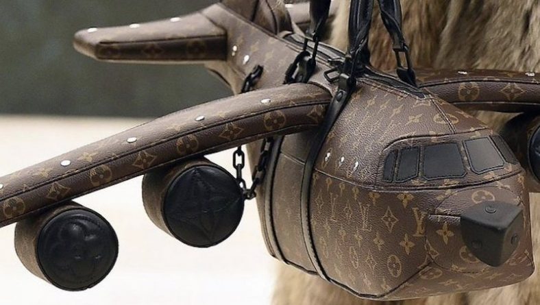 Полезное: Соцсети раскритиковали сумку Louis Vuitton в форме самолета за $39 тыс.