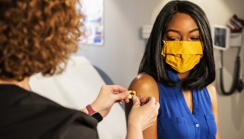 Здоровье: Белый дом говорит, что уже половина американцев полностью вакцинирована от COVID-19