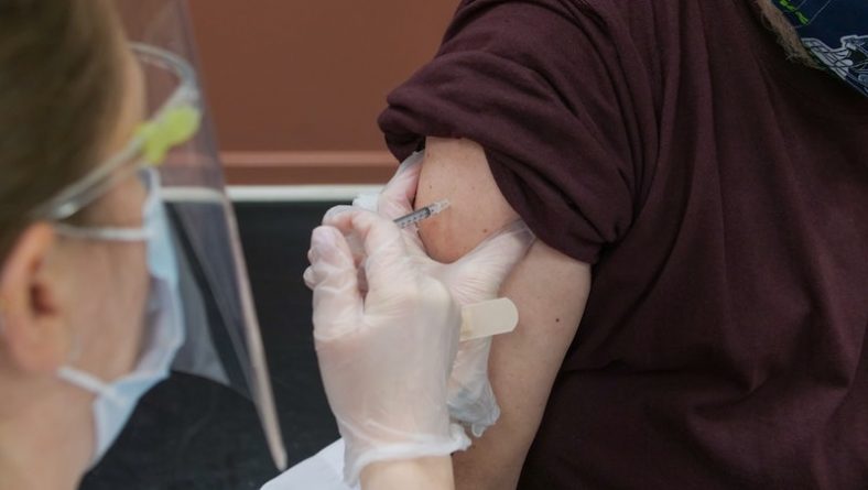 Здоровье: CDC разрешил полностью вакцинированным американцам отказаться от масок