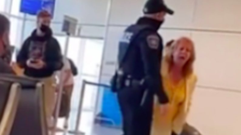 Локальные новости: Видео, на котором женщина требует поговорить с «менеджером» аэропорта, стало вирусным