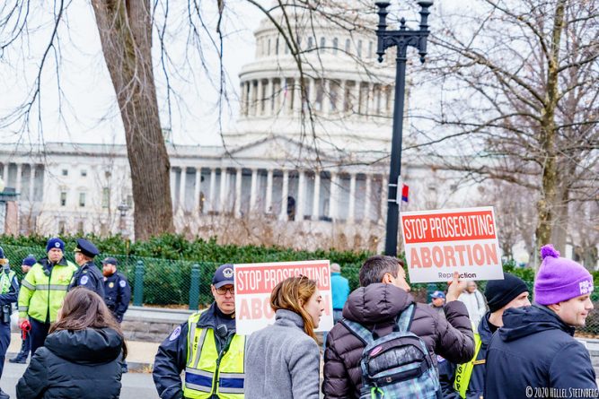 Закон и право: Город в Огайо полностью запретил аборты, объявив себя «убежищем для нерожденных»