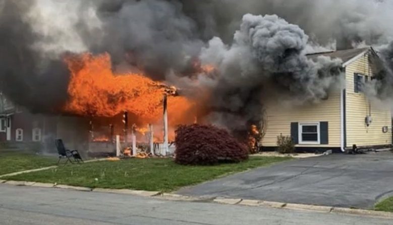 Происшествия: Жительница Мэриленда наблюдала за тем, как горит ее дом, сидя на лужайке