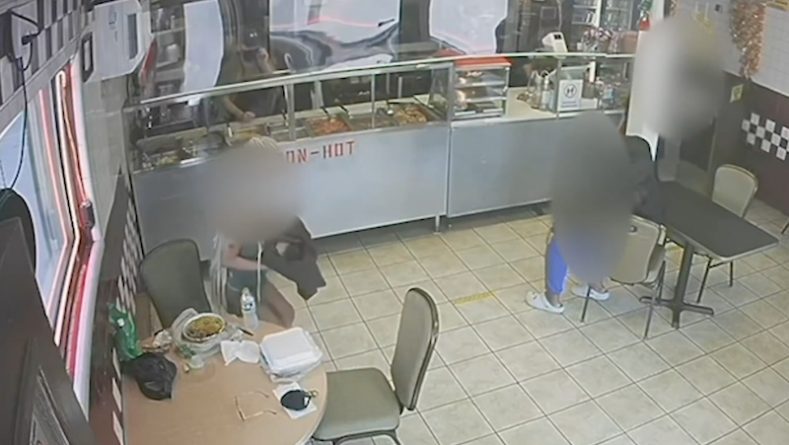 Локальные новости: На видео с камеры наблюдения девочка-подросток вошла в ресторан и отдала новорожденного клиенту