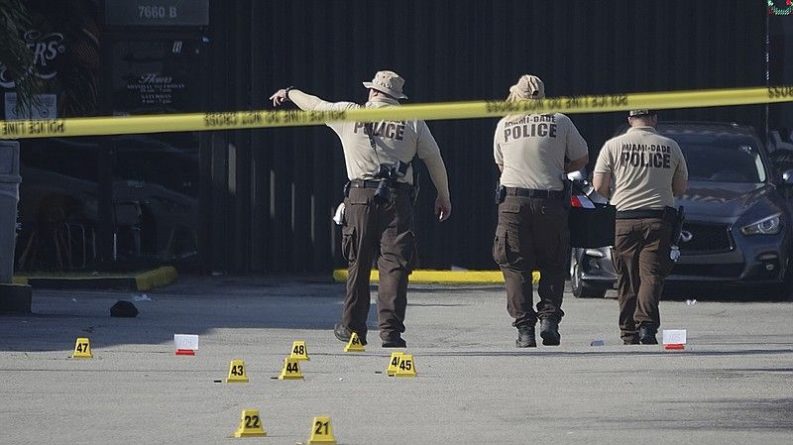 Происшествия: Стрельба у банкетного зала во Флориде: 2 погибших, 25 раненых