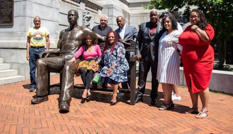 Общество: В Ньюарке установили статую Джорджа Флойда в полный рост