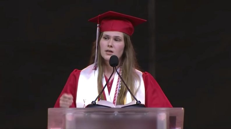 Локальные новости: На вирусном видео школьница из Техаса выступила против закона об абортах вместо того, чтобы произнести выпускную речь
