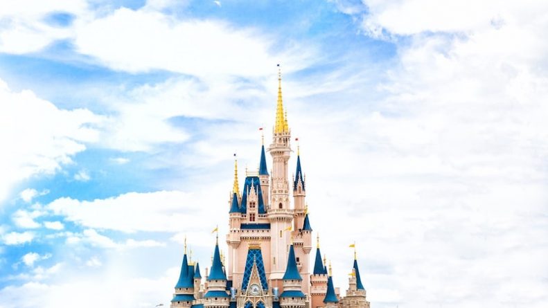 Путешествия: Disney заменил приветствие на шоу фейерверков в Magic Kingdom гендерно нейтральным