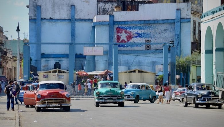 Политика: Мэр Майами сказал «не исключать возможность» воздушных ударов по Кубе на фоне протестов