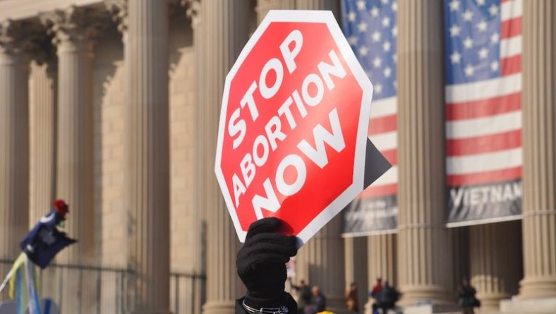 Закон и право: Новый закон позволит кому угодно подавать в суд на женщину за аборт в Техасе