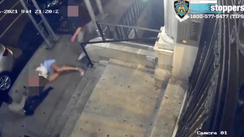 Происшествия: Полиция ищет мужчину, напавшего на российскую туристку и ее подругу в Манхэттене