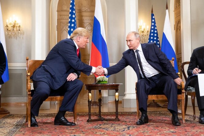 Политика: The Guardian: Путин лично одобрил план по дестабилизации США через президентство Трампа