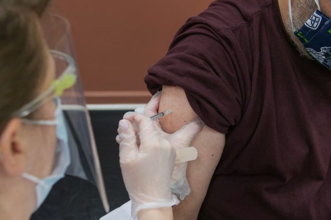 Здоровье: FDA намерено одобрить третью дозы вакцины от коронавируса для лиц с ослабленным иммунитетом