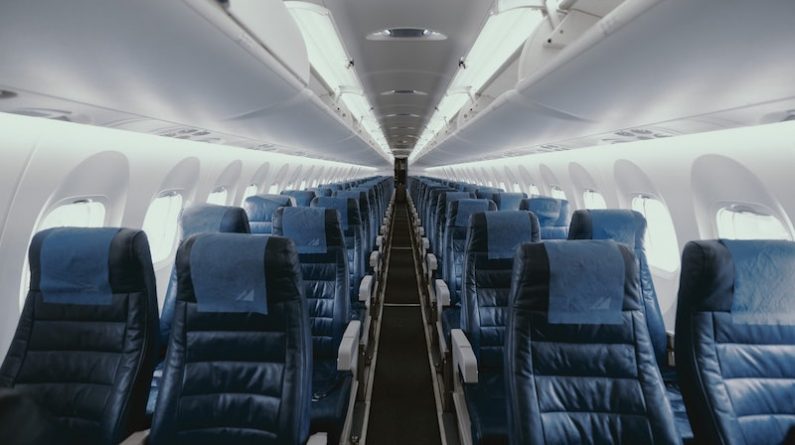 Путешествия: United Airlines выпустили для сотрудников напоминание не приклеивать пассажиров к их местам скотчем