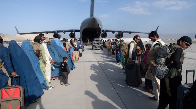 Происшествия: Взрывы в аэропорту Кабула: Число погибших выросло до 170