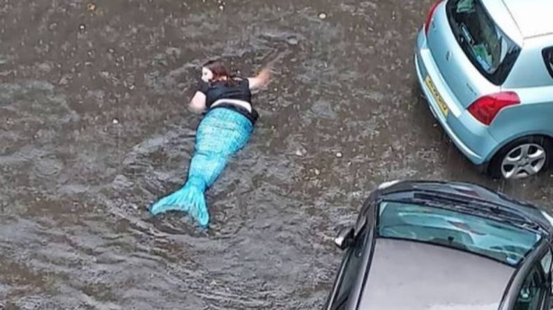 Полезное: На улице во время наводнения заметили русалку