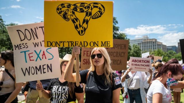 женщины на митинге против запрета абортов