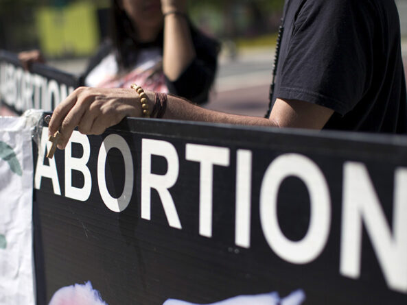 плакат со словом abortion