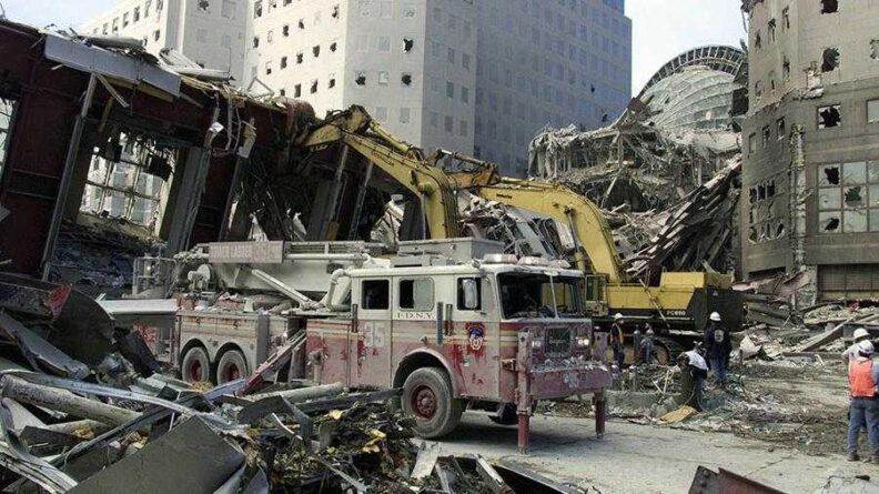 обломки здания после теракта 11 сентября