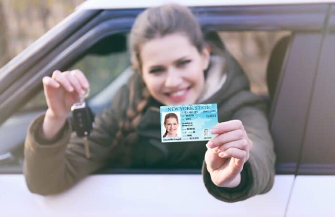 девушка показывает из машины водительские права