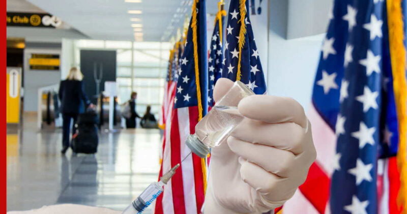 медик с вакциной на фоне флага США