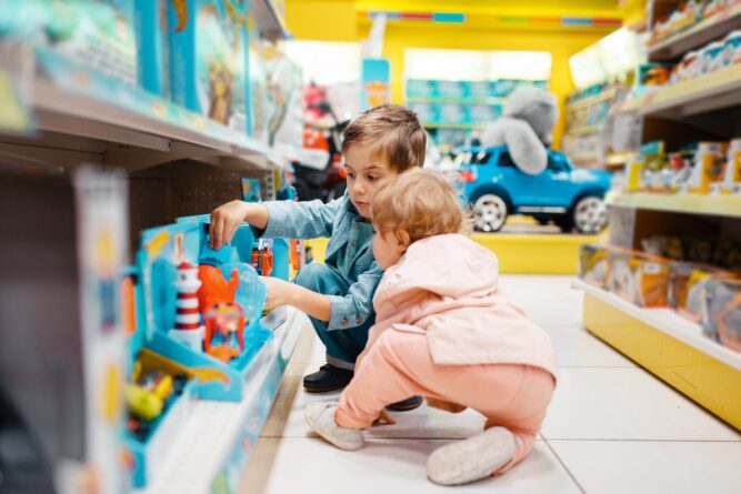 мальчик и девочка в магазине игрушек