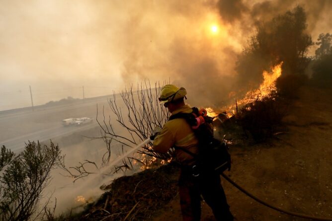 пожарный тушит огонь в калифорнии