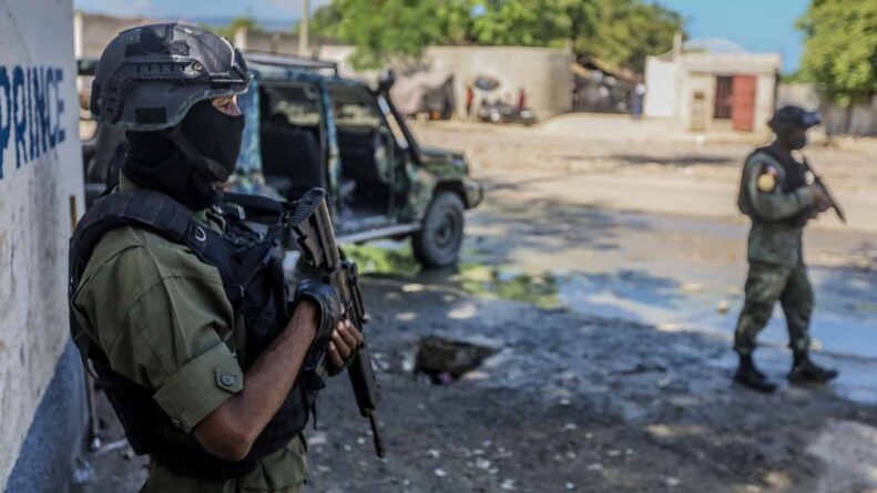 полицейские с оружием на гаити