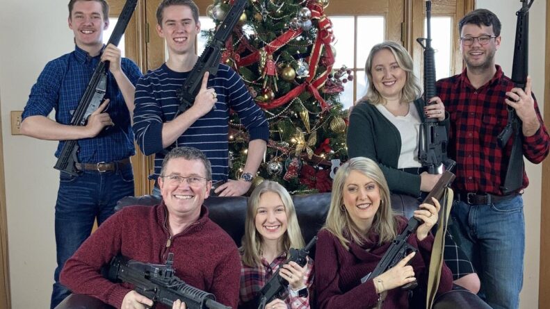 семья Томаса Мэсси с оружием возле елки