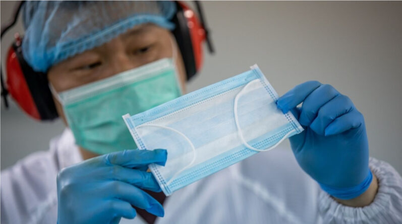 В мире: В Японии создали защитную маску, которая светится при контакте с коронавирусом