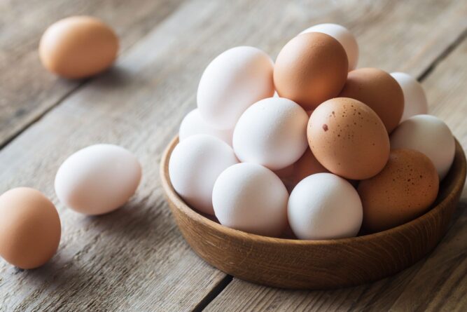 миска с яйцами на столе
