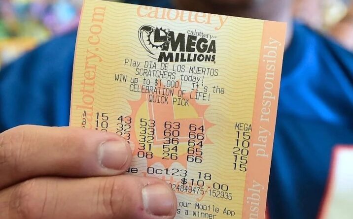 лотерейный билет в руке