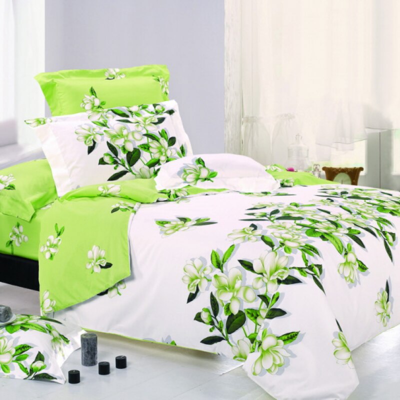 бело-зеленое постельное белье на кровати