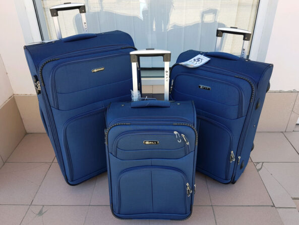 три синих чемодана на колесиках