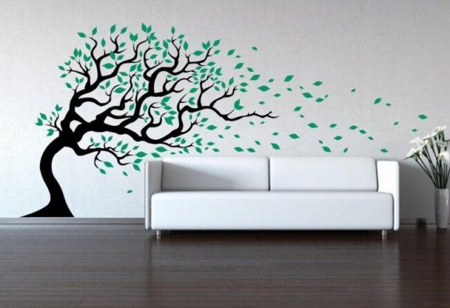 белый диван на фоне стены с деревом