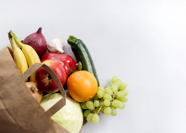 сумка с овощами и фруктами