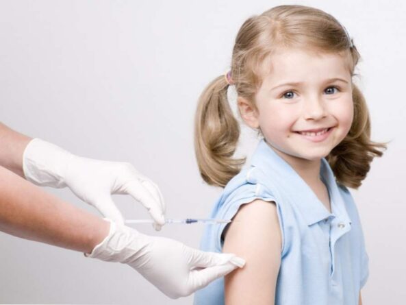 девочке делают прививку в плечо