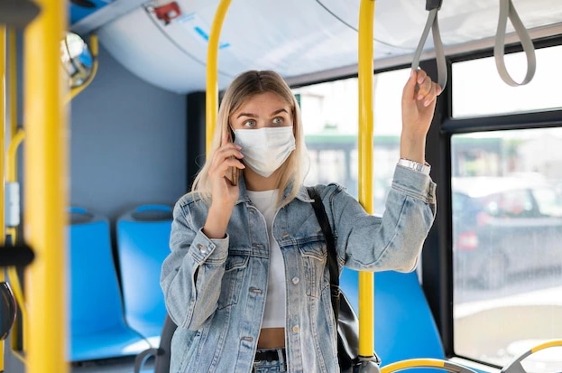 девушка в маске в автобусе