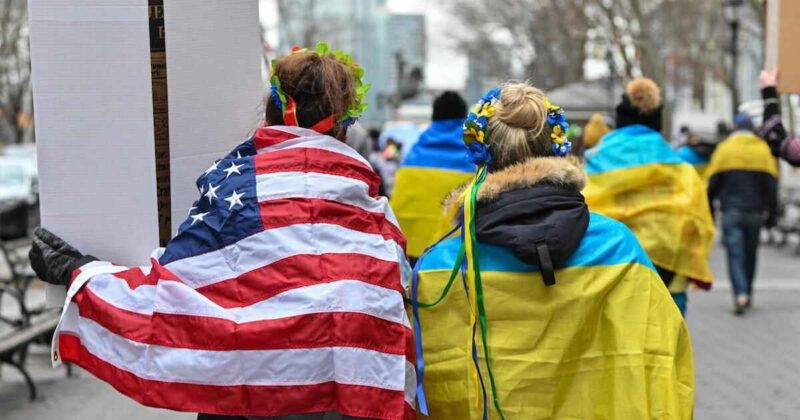 женщины завернутые во флаг сша и украины