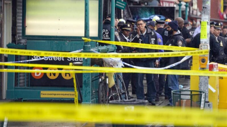 Происшествия: Неизвестный открыл огонь в метро Бруклина: 10 раненых и 13 пострадавших